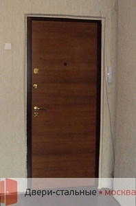 Установленная дверь с отделкой ламинатом