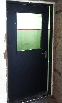 Установленная техническая дверь