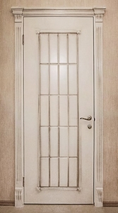 Белая дверь с фрезеровкой