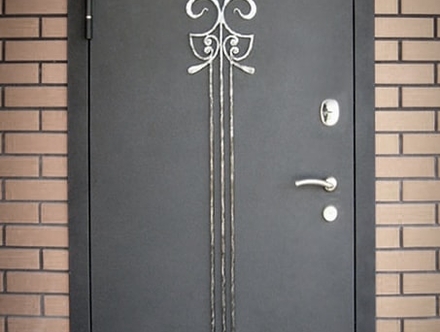 Черная дверь с коваными узорами