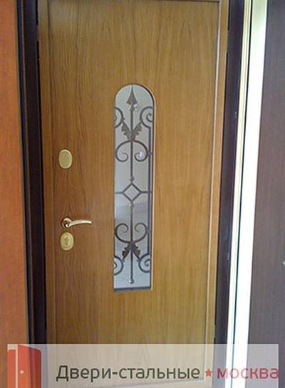Дверь с ламинатом, кованой решеткой и стеклом