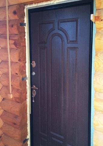 Дверь в доме из бревна