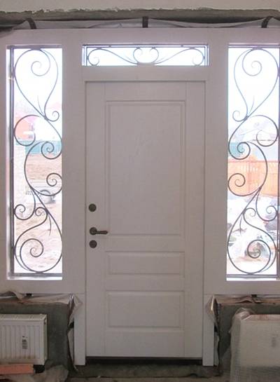 Дверь металлическая с боковыми вставками изнутри