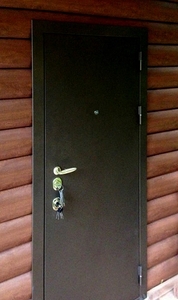 Стальная дверь в частном доме