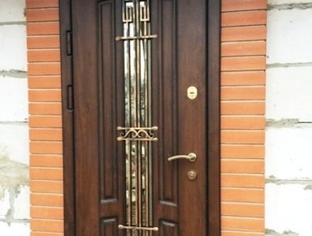 Дверь с ковкой и стеклом в доме