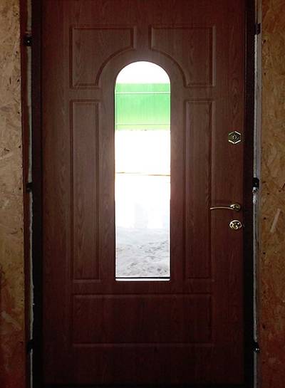 Входная коричневая дверь изнутри
