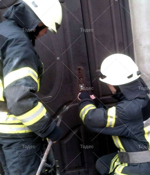Захлопнулась или заклинило входную дверь — куда звонить, что делать ...