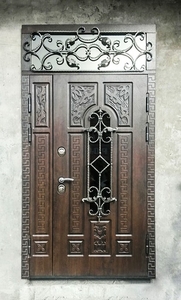 Парадная дверь с остекленной фрамугой