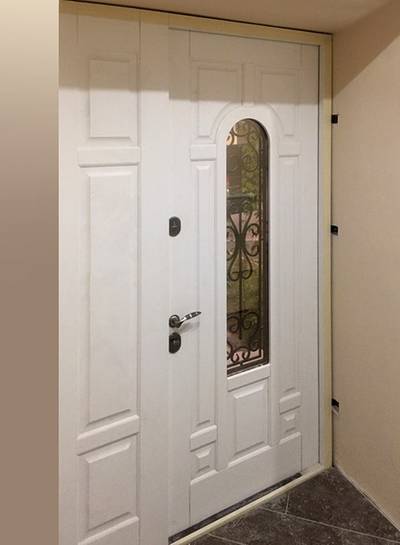 Полуторная белая дверь