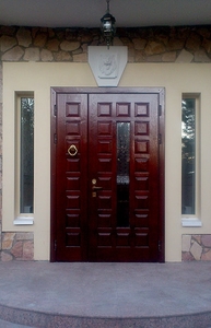 Полуторная коричневая дверь с кнокером