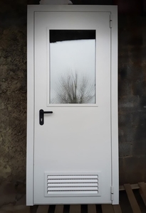Дверь со стеклопакетом и вентиляционной решеткой