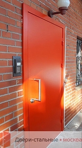 Красная техническая дверь
