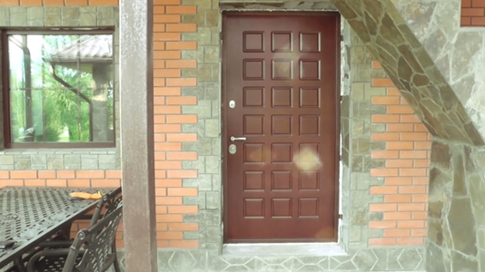 Дверь в частном доме