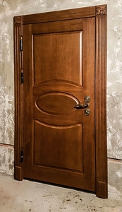 Установленная филенчатая дверь