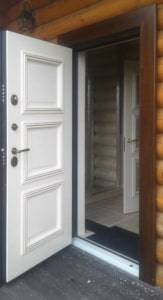 Теплая дверь в деревянный дом