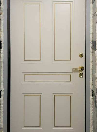 Дверь в квартиру белого цвета